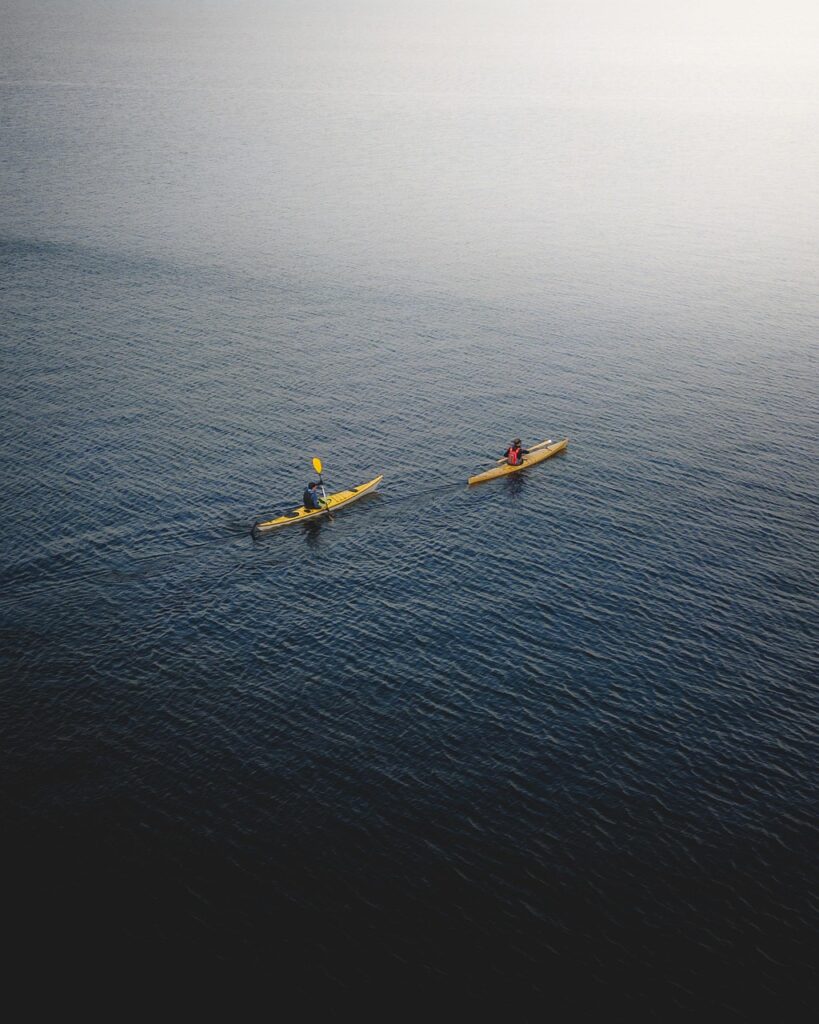 Kayak en el mar, vista aérea de la costa de Nueva Zelanda