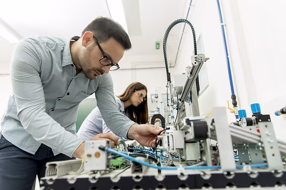 Profesor trabajando con maquinaria técnica